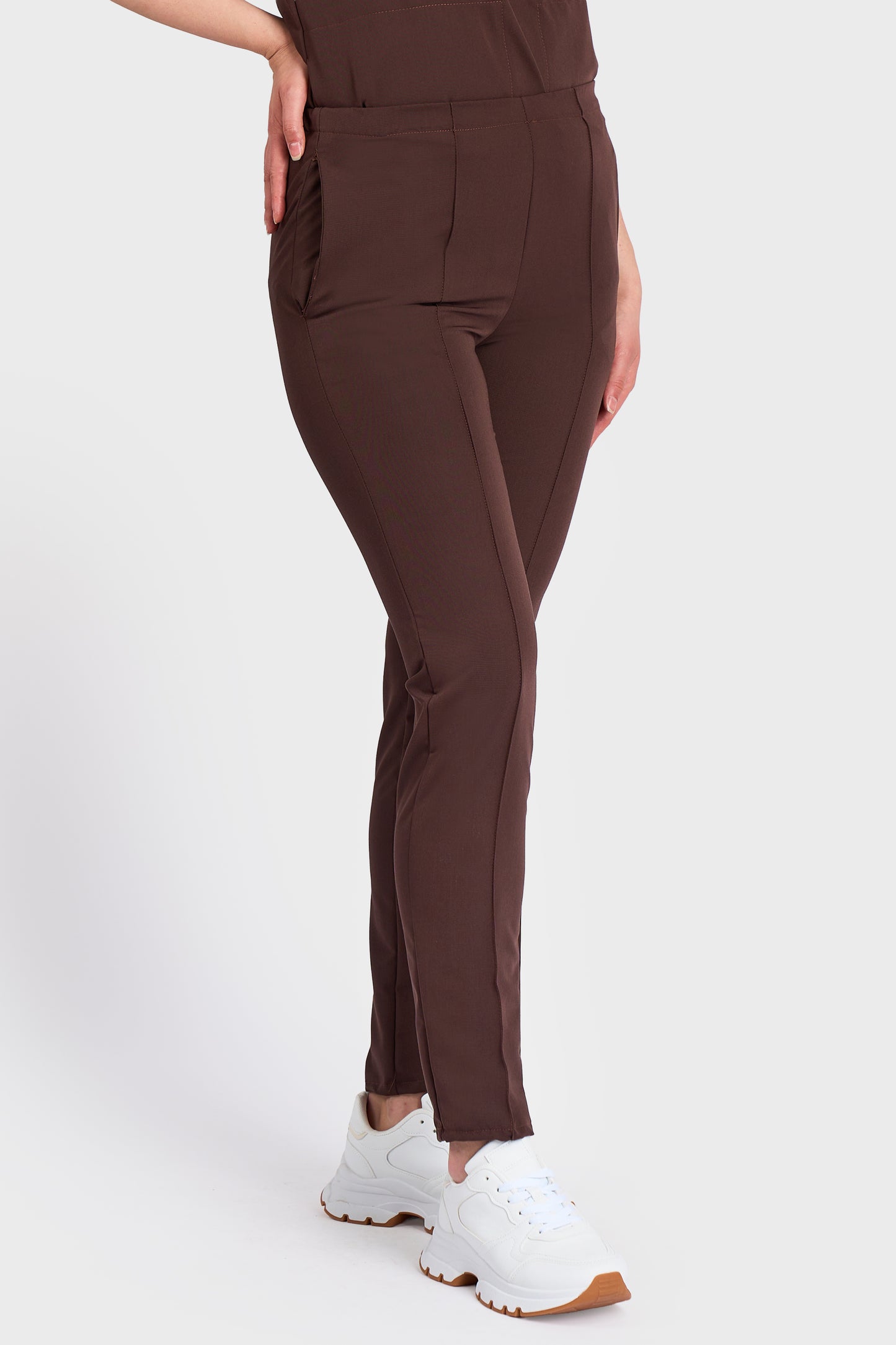 Pantaloni Medicali Alisa Femei Stretch - Choco - vedere laterala - material elastic - Akitex