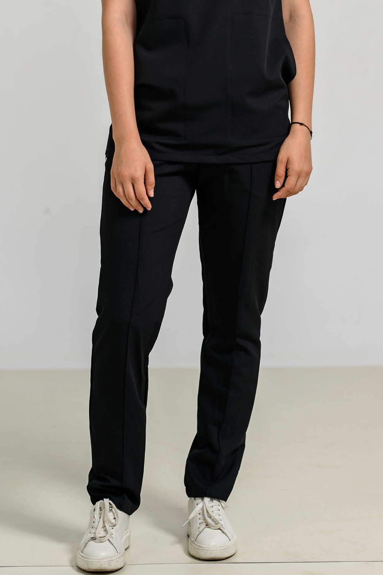 Pantaloni Medicali Alisa Femei Stretch - Negru - vedere frontala - material elastic - Akitex